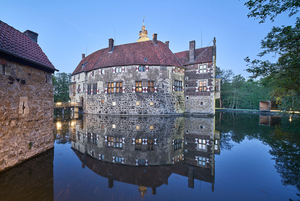 Die beleuchtete Burg Vischering (Bildquelle: Münsterland e.V./Philipp Fölting)
