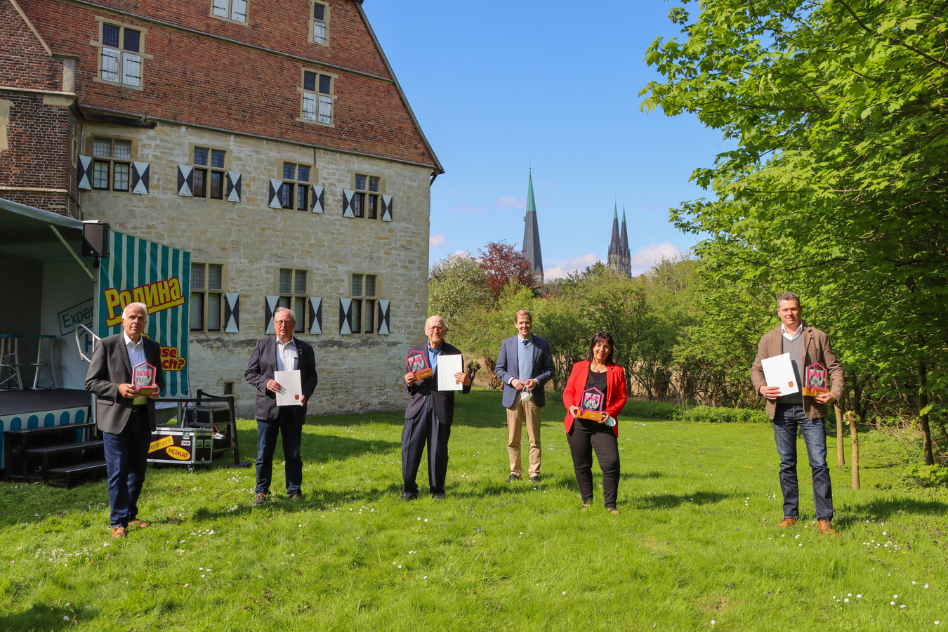 Die Preisträgerinnen und Preisträger stehen neben Landrat Dr. Christian Schulze Pellengahr vor der Kolvenburg in Billderbeck.