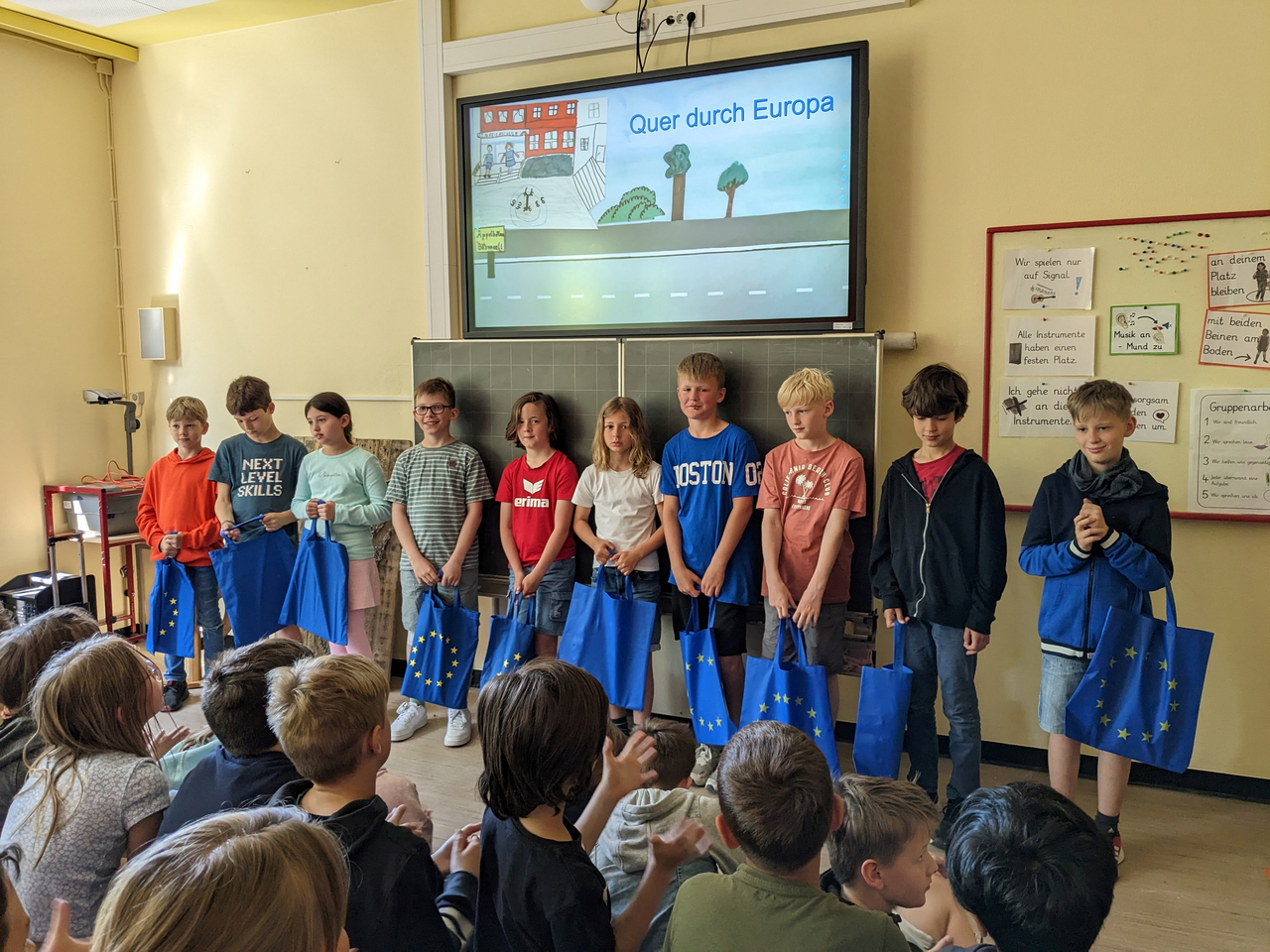 Die Kinder der 4. Klasse der St. Mariengrundschule in Nottuln-Appelhülsen präsentieren ihren Trickfilm (Foto: Kreis Coesfeld / Marina Kallerhoff).