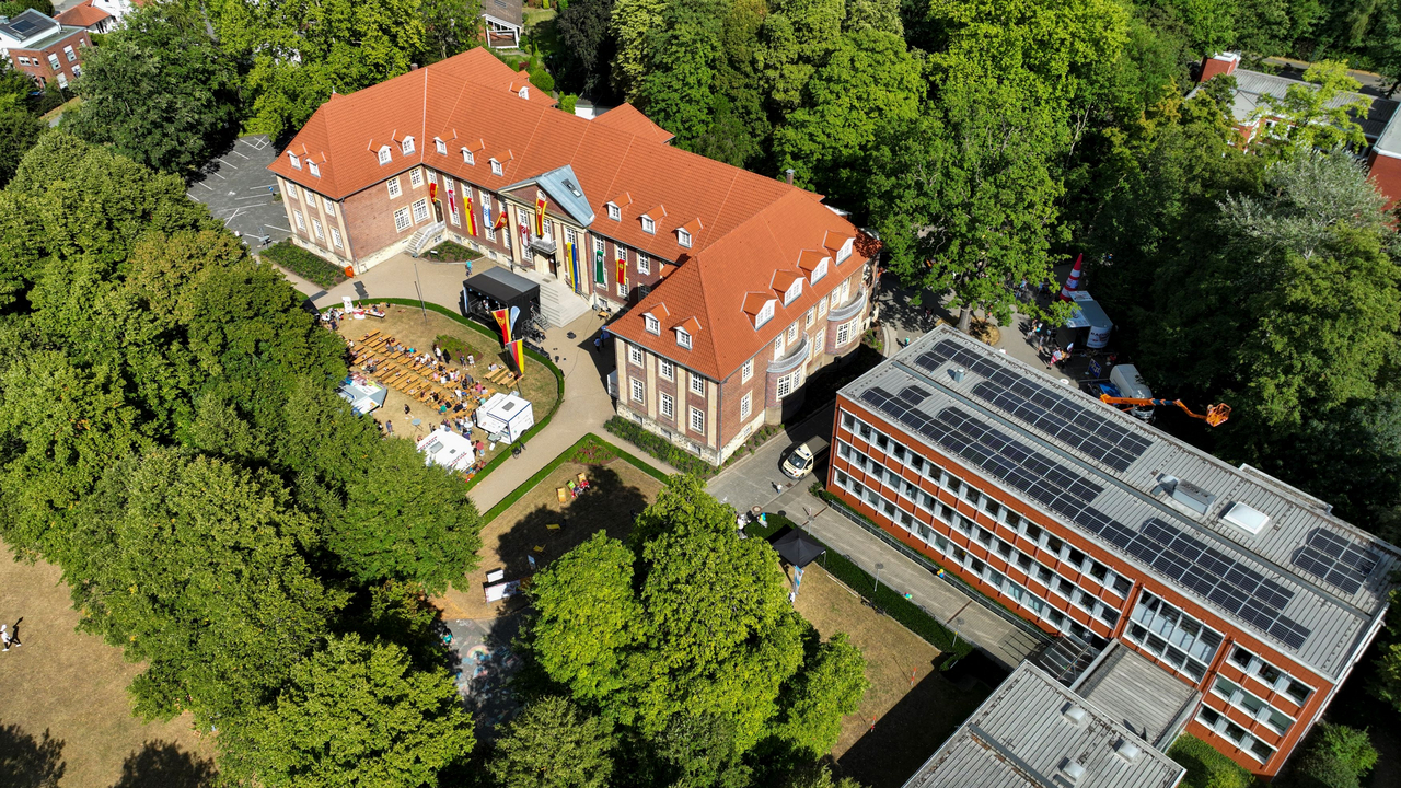 Das Dach des Kreishauses III (unten rechts) wird ebenfalls für Photovoltaik genutzt (Bildquelle: Kreis Coesfeld).