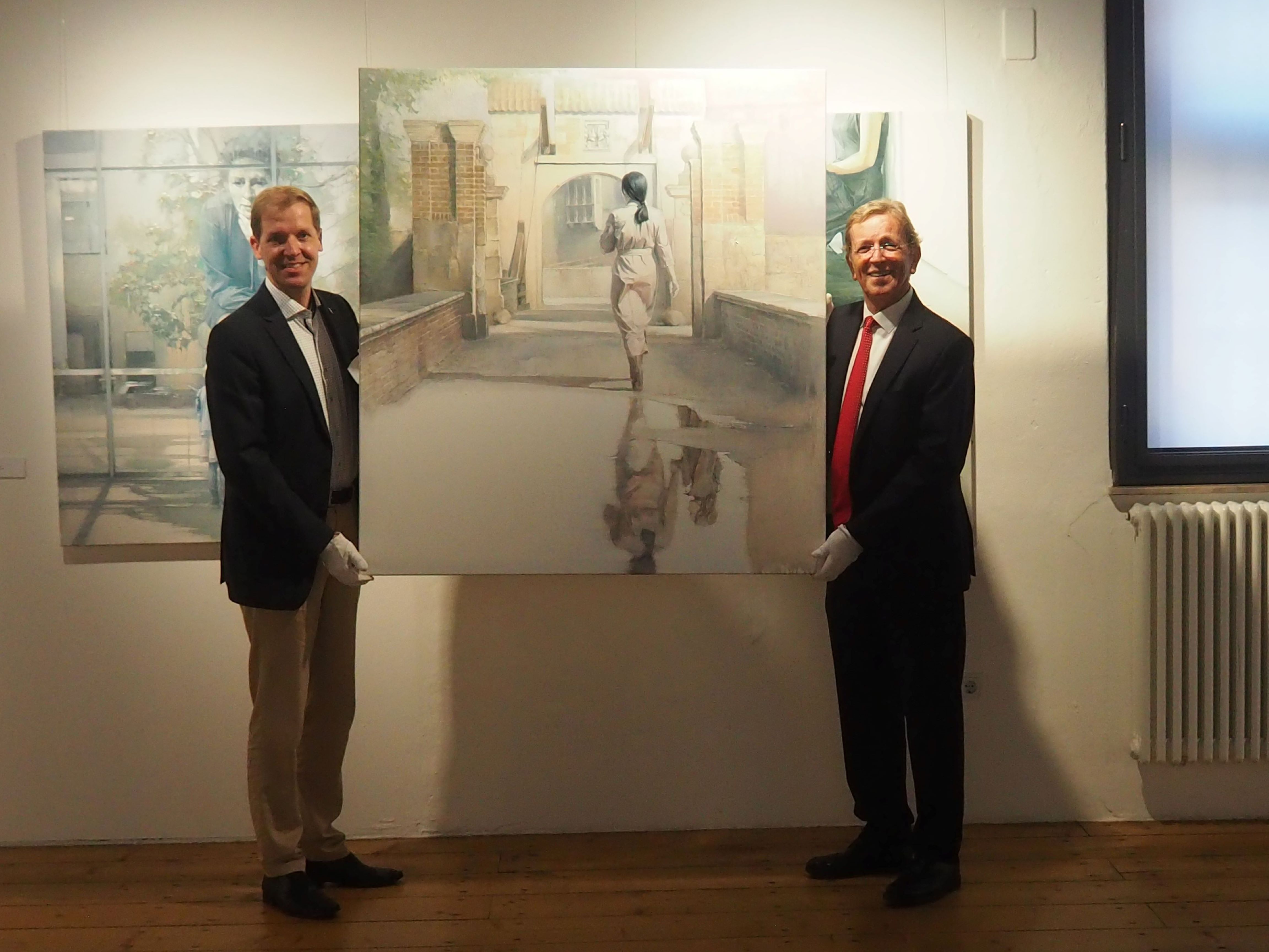 Landrat Dr. Christian Schulze Pellengahr (links) und Stiftungsvorsitzender Heinrich-Georg Krumme mit dem Gemälde (Bildquelle: Kreis Coesfeld)