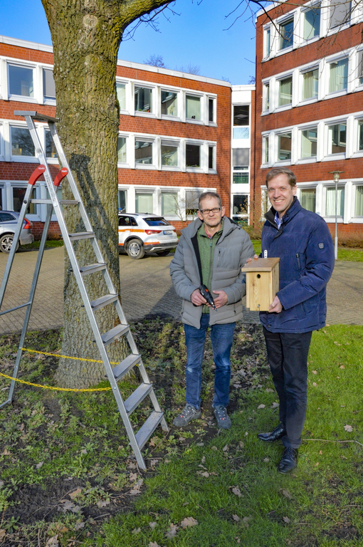 Hausmeister Matthias Göckener (links) und Landrat Dr. Christian Schulze Pellengahr mit einem Nistkasten am Kreishaus (Aufnahme: Kreis Coesfeld, Christoph Hüsing)