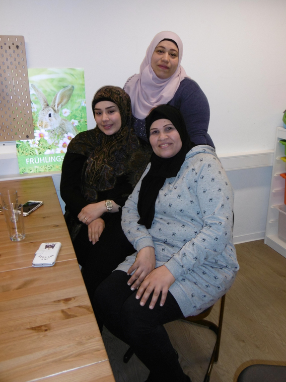 Amal Issa, Tela Mulowela und Rawya Abboud (v.l.n.r.) nehmen an der Mutter-Kind-Gruppe teil (Aufnahme: Kreis Coesfeld, Bodo Dreier).