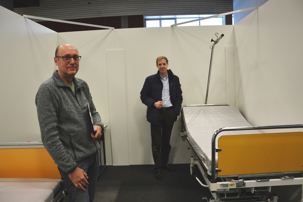 Dr. Volker Günnewig (links) und Landrat Dr. Christian Schulze Pellengahr in einem Krankenzimmer (Aufnahme: Kreis Coesfeld, Dietrich Aden)