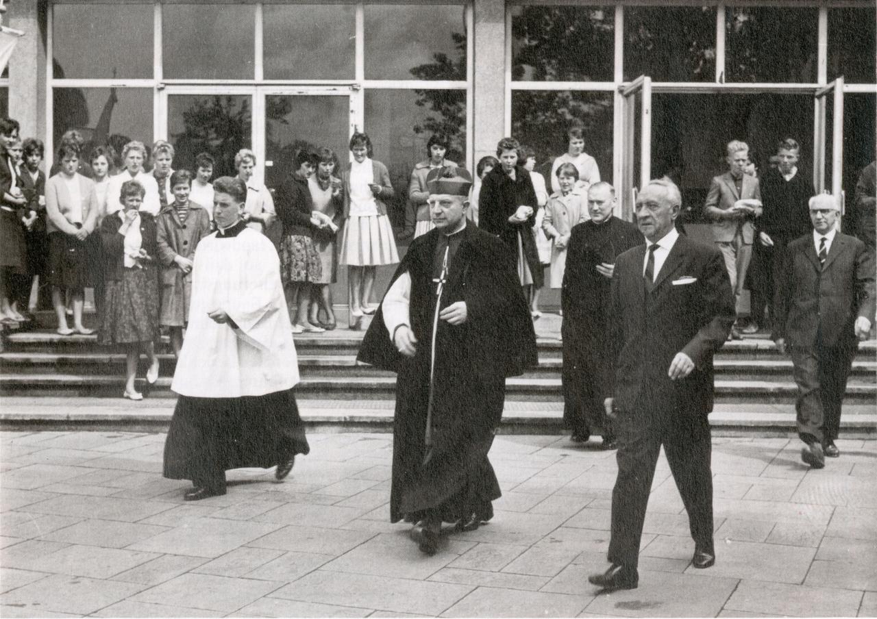 Einweihung der Kreisberufsschule Coesfeld an der Bahnhofstraße im Mai 1957 mit Domvikar Tenhumberg, dem späteren Bischof