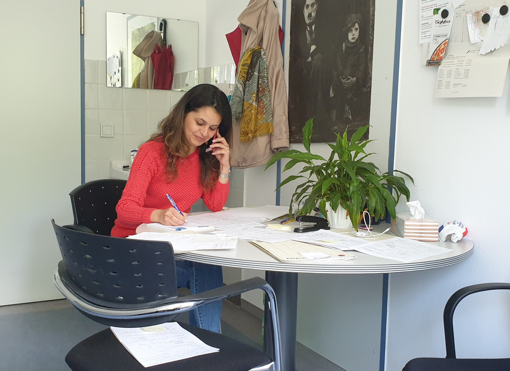 Lilia Luchian, die eigentlich im Jobcenter tätig ist, wird aufgrund ihrer rumänischen Sprachkenntnisse im Infektionsschutz des Kreisgesundheitsamtes eingesetzt (Aufnahme: Kreis Coesfeld, Wolfgang Heuermann).