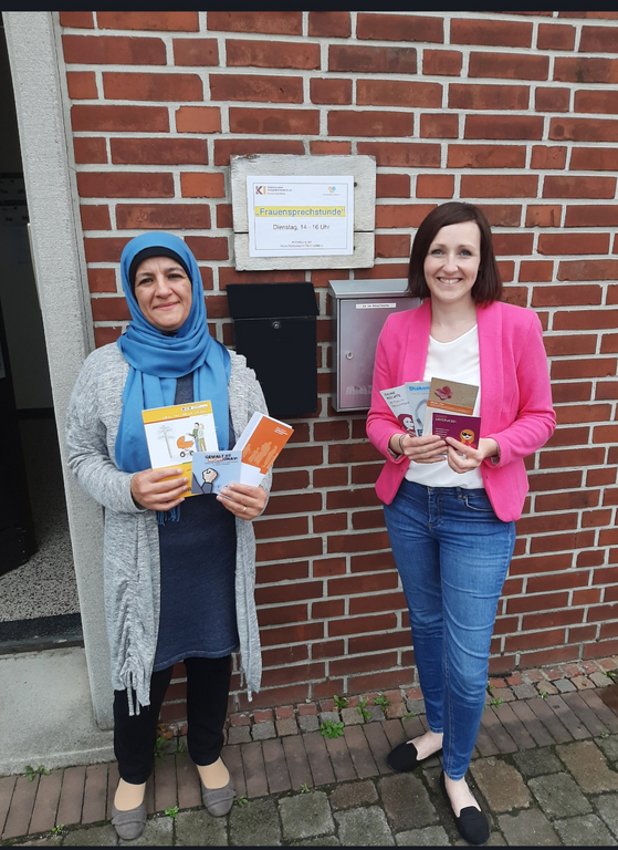 Mona Mohamed (links) bietet eine Frauensprechstunde in arabischer Sprache an; Judith Loick (rechts) zeichnet im KI für das Thema „Werte- und Geschlechterverständnis“ verantwortlich (Aufnahme: Kreis Coesfeld, KI).