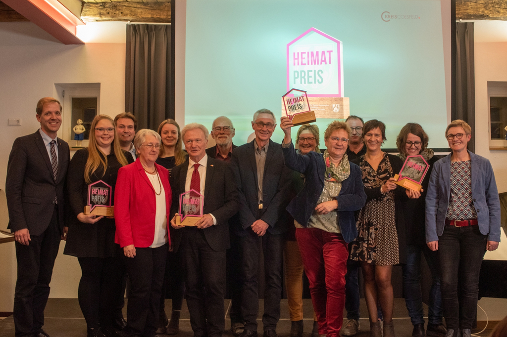 Die Preisträgerinnen und Preisträger des Heimat-Preises Kreis Coesfeld freuten sich über die Auszeichnung, die ihnen Landrat Dr. Christian Schulze Pellengahr (l.) überreichte (Aufnahme: Hartmut Levermann).