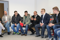 Schüler und Lehrer des Pictorius-Berufskollegs im Gespräch mit Flüchtlingen aus dem Kosovo