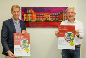 Landrat Dr. Christian Schulze Pellengahr (links) und Ordnungsdezernent Ulrich Helmich werben für den „Tag der Sicherheit“ (Bildquelle: Kreis Coesfeld).