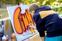 Neben Graffiti können interessierte Kids in den Herbstferien auch Techniken wie Acrylmalerei oder Airbrush in Billerbeck ausprobieren.