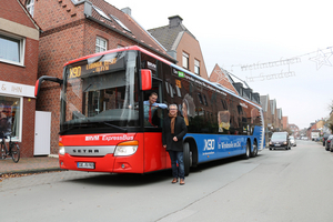 Kreisdirektor Dr. Linus Tepe und Busfahrer Kevin-Marcel Schöne freuen sich auf freie Fahrt mit der X90 (Bildquelle: Regionalverkehr Münsterland GmbH).