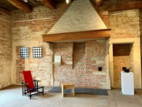 Blick in die Ausstellung mit dem berühmten Rietveld-Stuhl links am Kamin (Bildquelle: Kreis Coesfeld, Swenja Janning)