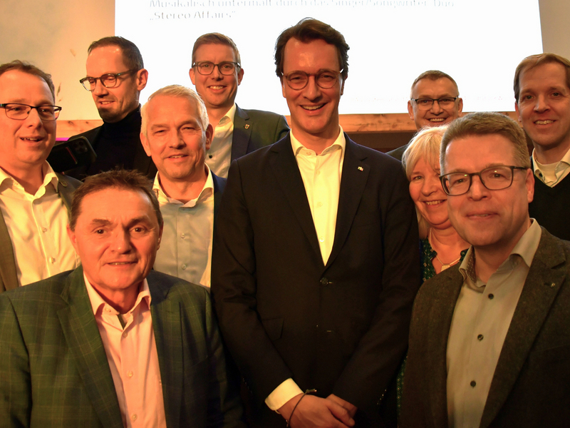 Landrat Dr. Christian Schulze Pellengahr und die mitreisenden Bürgermeisterinnen und Bürgermeister aus dem Kreis Coesfeld trafen während der Grünen Woche NRW-Ministerpräsident Hendrik Wüst (Bildquelle: Bezirksregierung Münster).