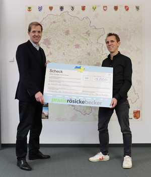 Landrat Dr. Christian Schulze Pellengahr (links) nahm den Scheck über 3000 Euro von Dr. Marc Rösicke entgegen (Bildquelle: Kreis Coesfeld).