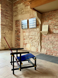 Blick in die Ausstellung mit dem berühmten Rietveld-Sessel im Vordergrund (Bildquelle: Kreis Coesfeld, Swenja Janning)