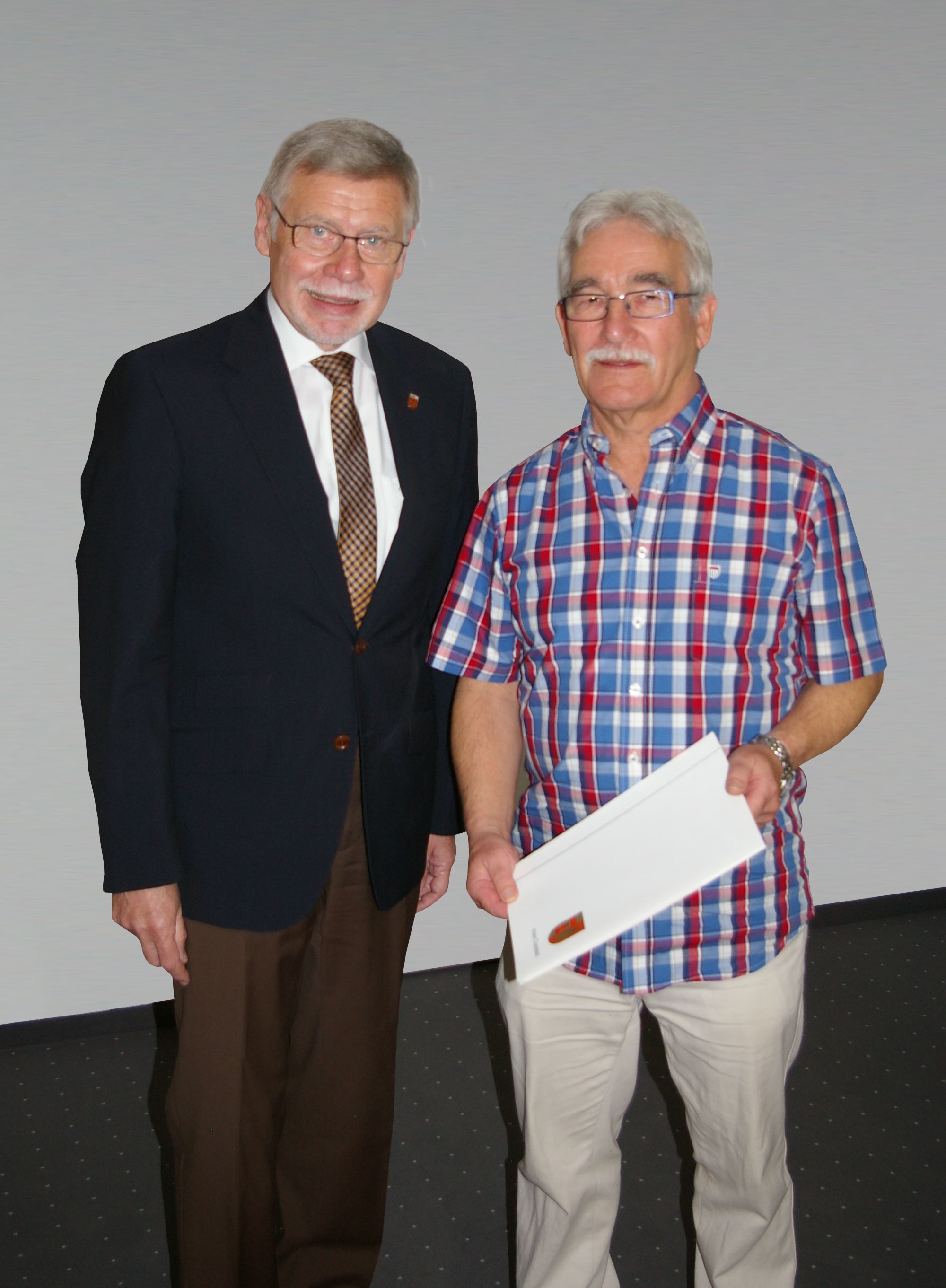 Landrat Konrad Püning verabschiedete Werner Feugmann (rechts).