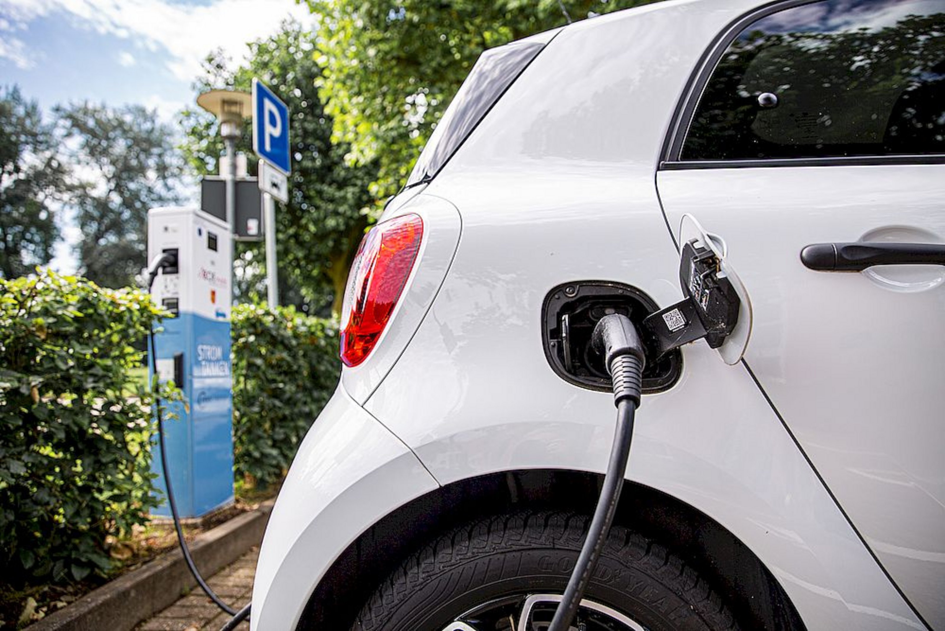 Foto eines parkenden Elektroautos, dass an einer E-Ladestation des Projekts eCOEmobil aufgeladen wird.