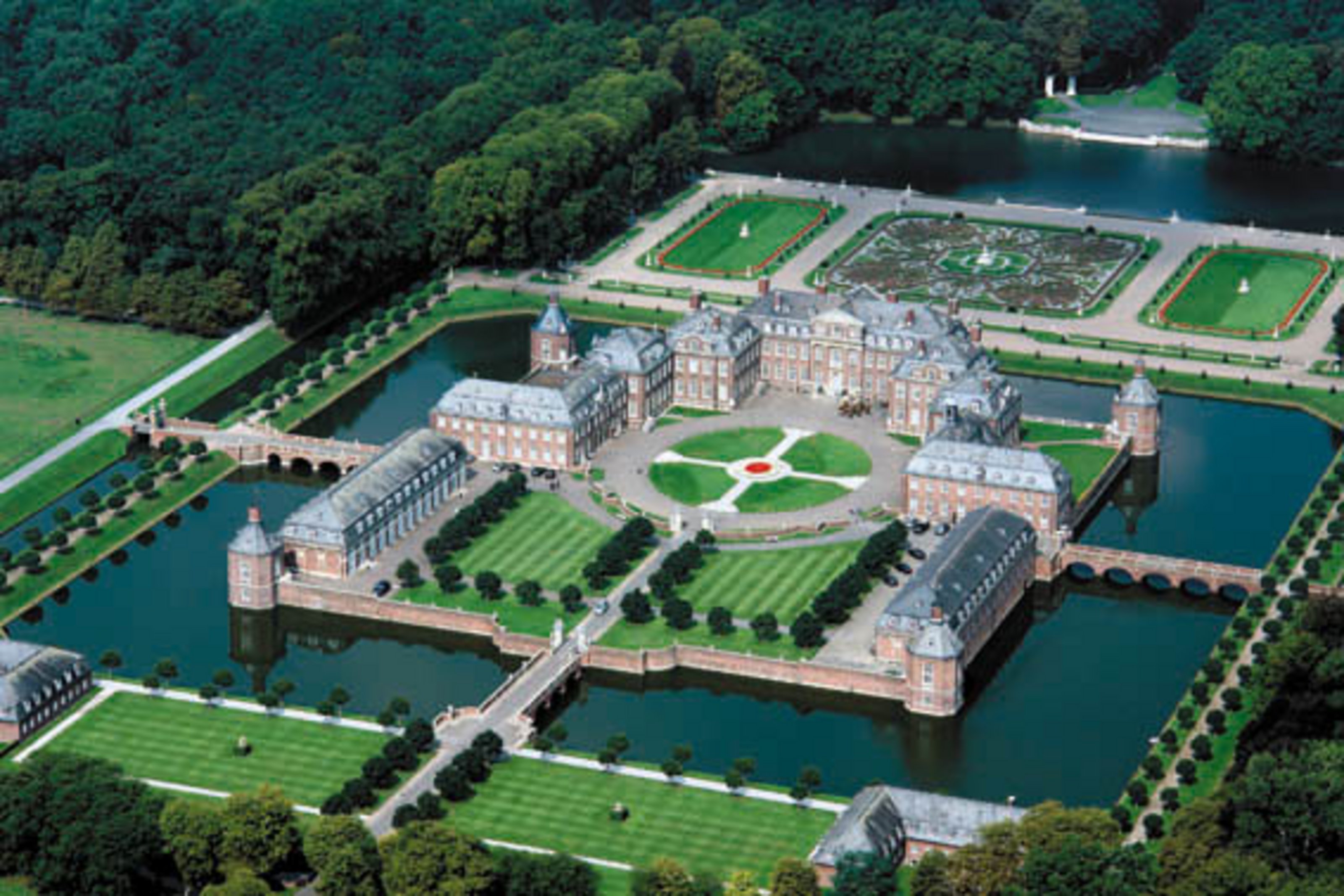 Luftbild vom Schloss Nordkirchen umgeben von einem Wassergraben
