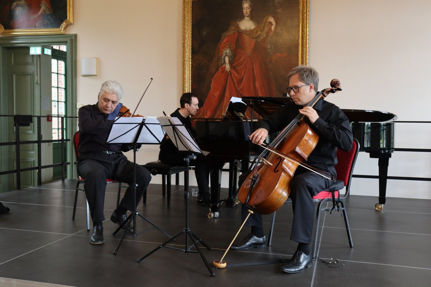 Die drei Musiker des Gelius Trios auf der Bühne der Oranienburg