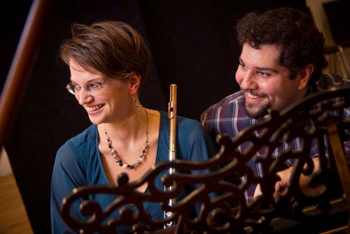 Die Flötistin Helen Dabringhaus und ihr Klavierpartner Fil Liotis hinter einem Holznotenständer