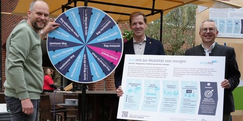 Landrat Dr. Christian Schulze Pellengahr (Mitte) und Kreisdirektor Dr. Linus Tepe (rechts) machten sich auf dem Feierabendmarkt ein Bild