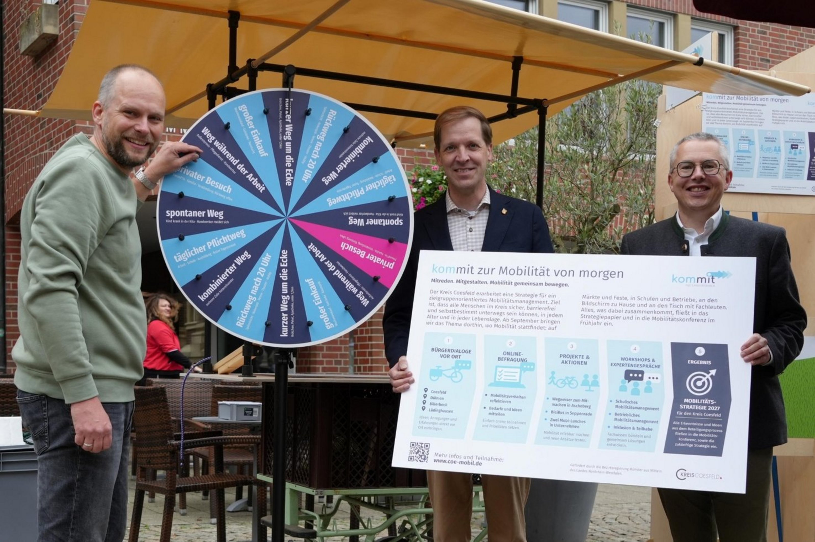 Landrat Dr. Christian Schulze Pellengahr (Mitte) und Kreisdirektor Dr. Linus Tepe (rechts) machten sich auf dem Feierabendmarkt ein Bild