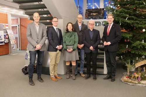 Gruppenfoto im Kreishaus: Landrat Dr. Christian Schulze Pellengahr und Mitarbeitende begrüßen das zukünftige Team der Ärztlichen Leitung.