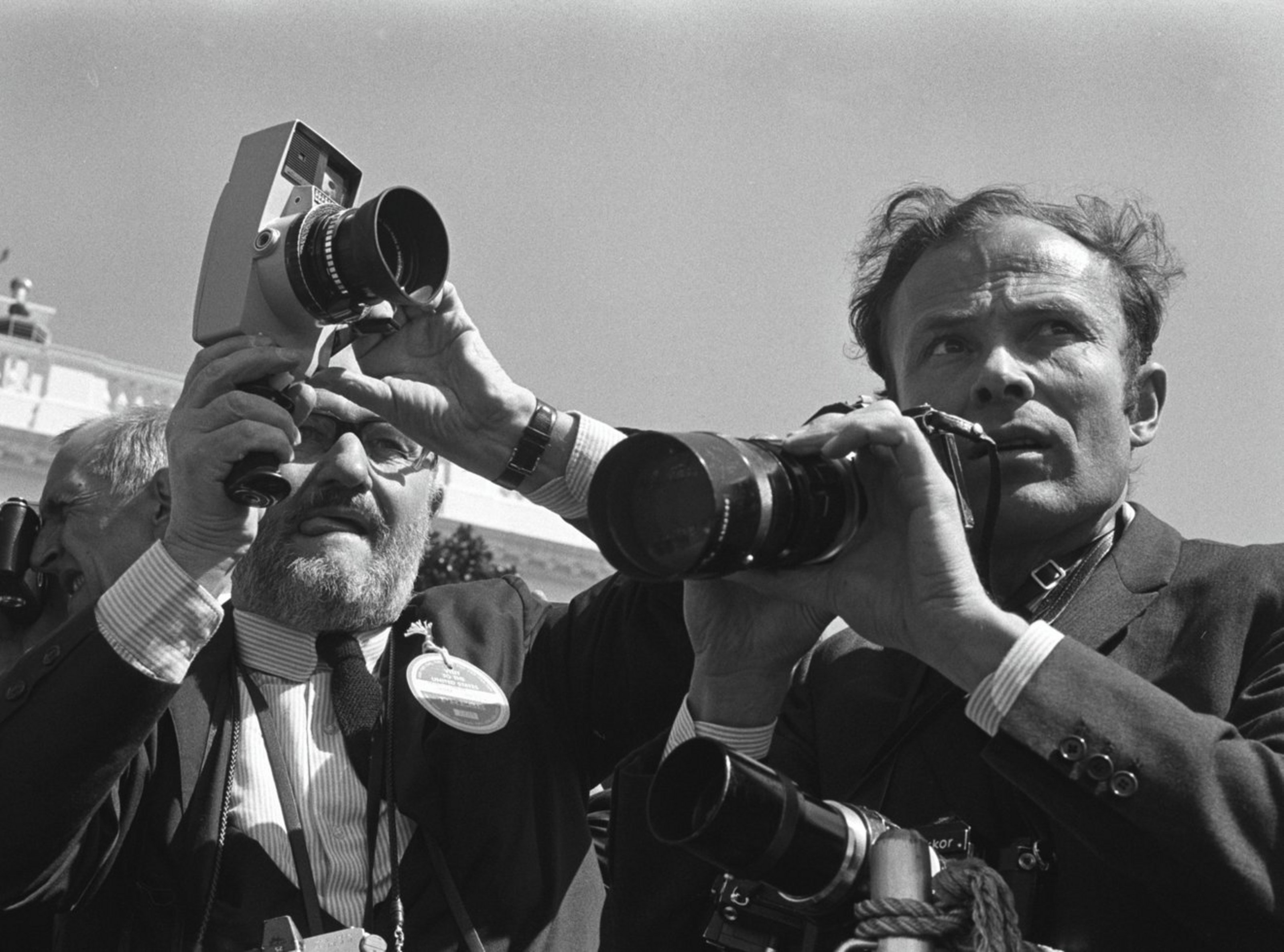 Ein schwarz-weiß Bild der Fotojournalisten Hans Hubmann und Max Scheeler. 