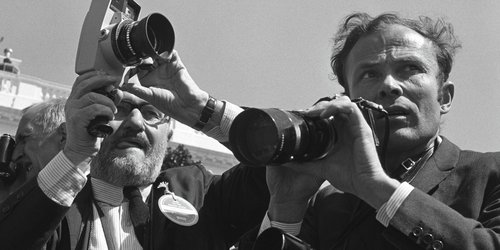 Ein schwarz-weiß Bild der Fotojournalisten Hans Hubmann und Max Scheeler. 