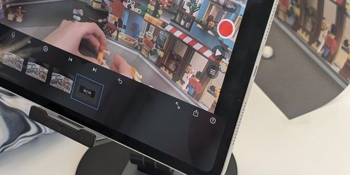 Tablet auf Stativ zeigt einen Stop-Motion-Filmdreh mit Lego-Figuren auf dem Bildschirm.