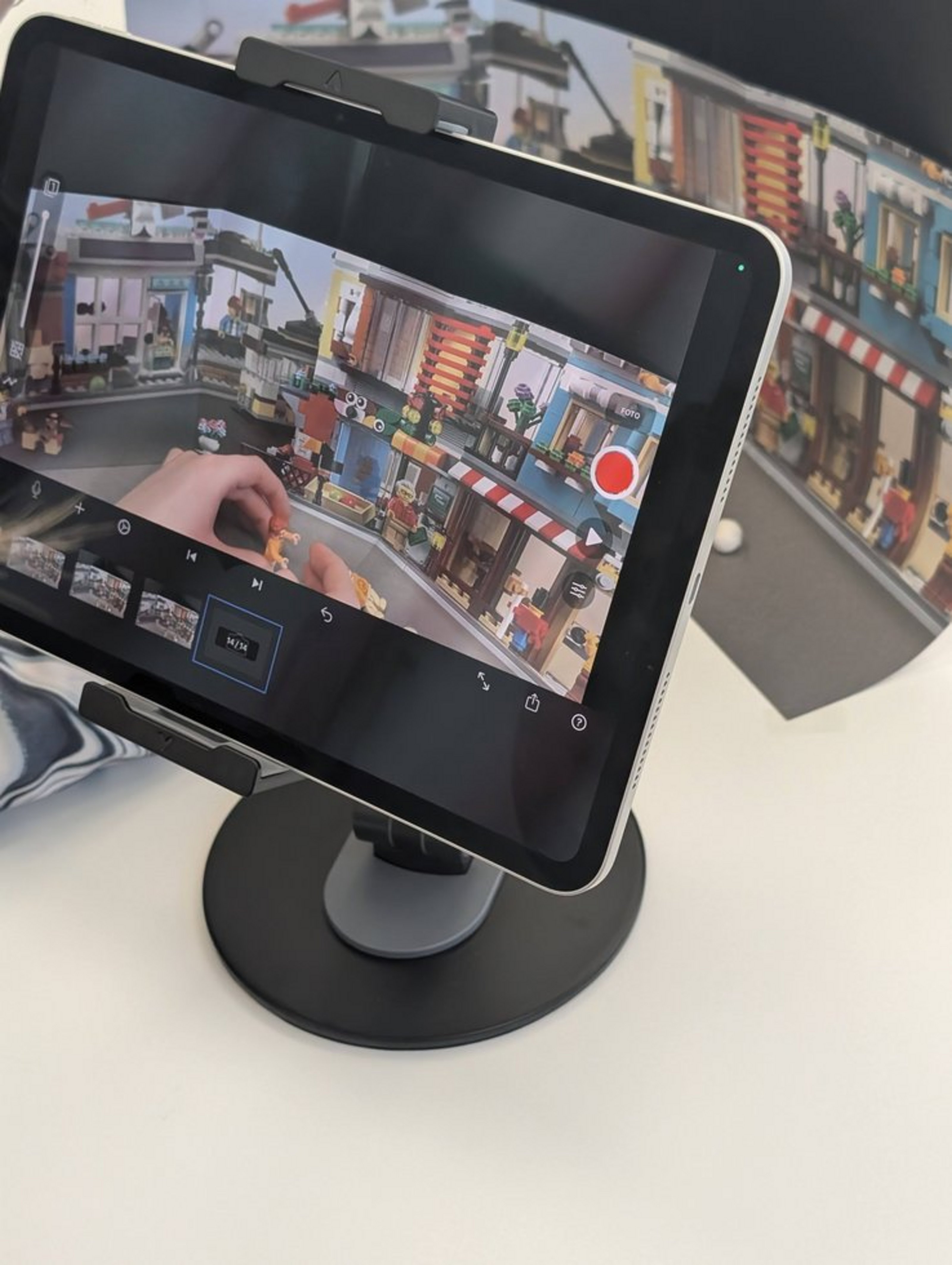 Tablet auf Stativ zeigt einen Stop-Motion-Filmdreh mit Lego-Figuren auf dem Bildschirm.