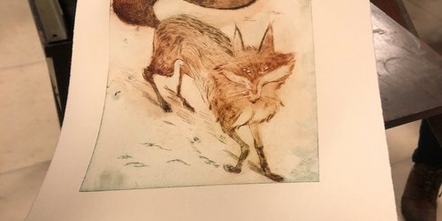 Gedruckte Radierung eines Fuchses wird nach einem Workshop präsentiert.