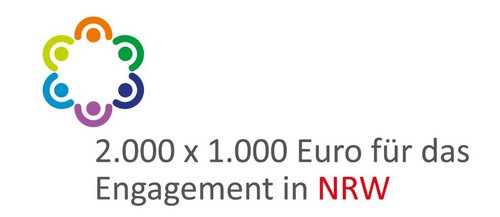 Logo des Förderprogramms „2.000 x 1.000 Euro für das Engagement in NRW“. Oben befindet sich ein kreisförmiges Symbol aus sechs stilisierten, bunten Figuren in verschiedenen Farben (Grün, Orange, Blau, Violett), die sich an den Händen halten. Darunter steht in grauer und roter Schrift: „2.000 x 1.000 Euro für das Engagement in NRW“, wobei „NRW“ in Rot hervorgehoben ist.