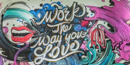 Bunte Wandgrafik mit einem offenen Mund, blauen Wellen, einer roten Vogelkäfig-Silhouette und dem Schriftzug 'work the way you love' in geschwungener Schrift