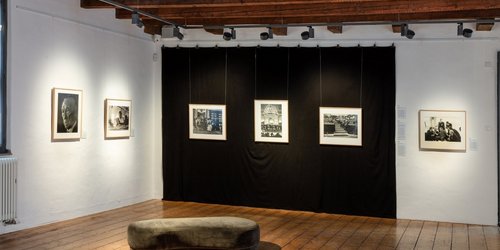 Ausstellungssaal mit Fotografien von Engelbert Reineke
