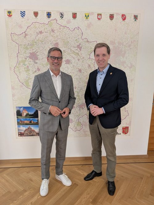 Landrat Dr. Christian Schulze Pellengahr (rechts) und FMO-Geschäftsführer Andrés Heinemann vor einer Kreiskarte