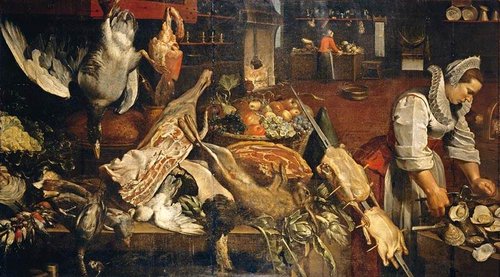 Ein Stillleben zeigt einen Tisch mit Obst, Fleich, Brathähnchen, Vögeln und einem Hasen. Rechts ist eine Frau zu sehen, die mit einer Zange Muscheln öffnet. Im Hintergrund ist ein offenes Herdfeuer.