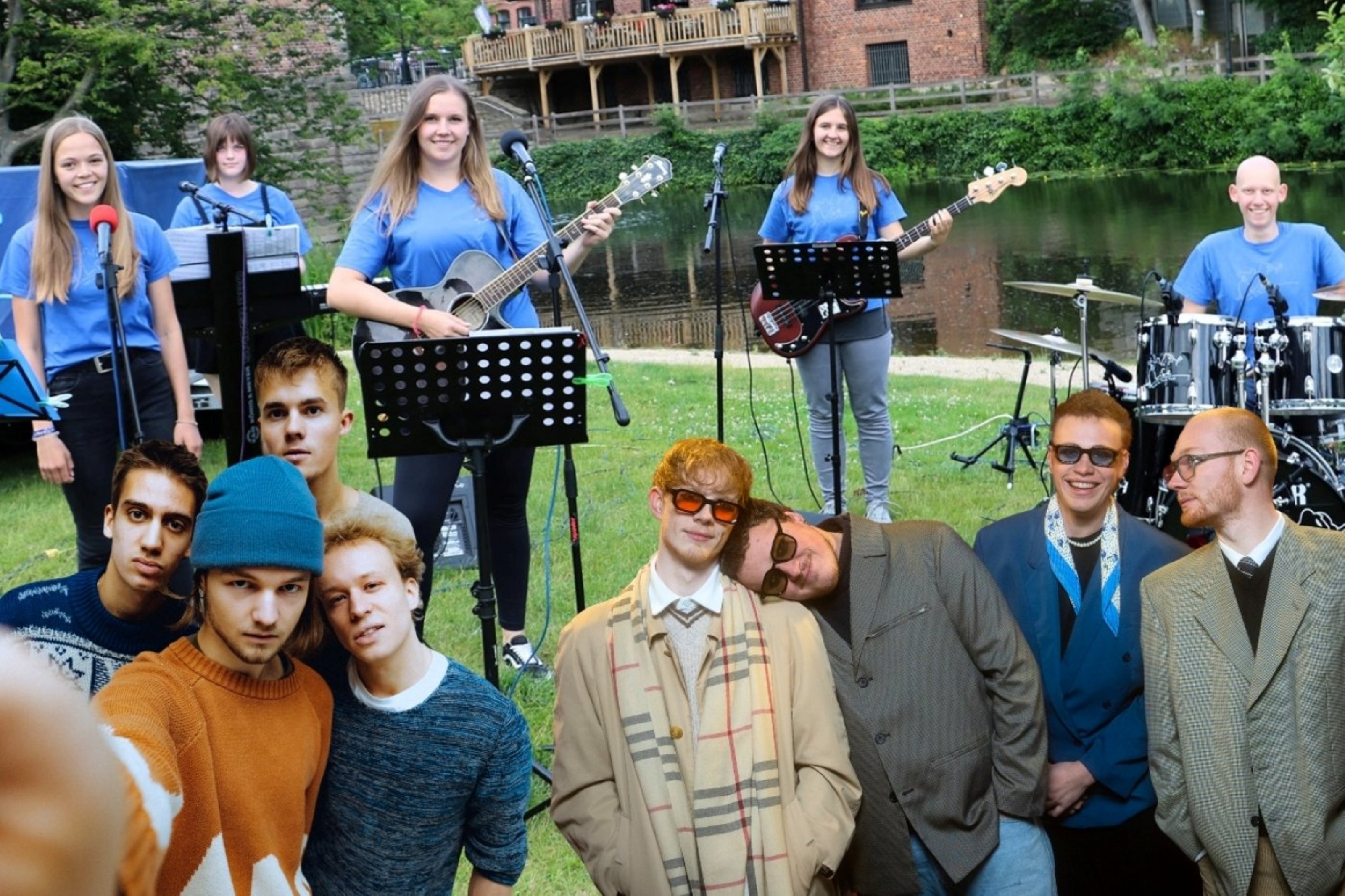 Collage aus Gruppenbildern zeigt eine Band in blauen T-Shirts mit fünf Persone, eine Gruppe links unten mit vier Männern und eine Gruppe unten rechts aus vier Männern bestehend.