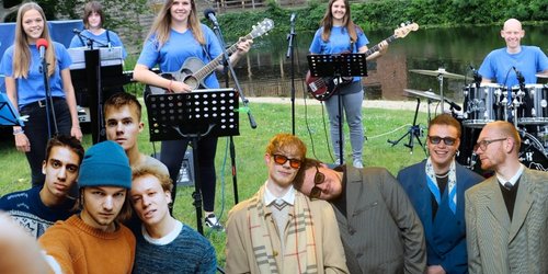 Collage aus Gruppenbildern zeigt eine Band in blauen T-Shirts mit fünf Persone, eine Gruppe links unten mit vier Männern und eine Gruppe unten rechts aus vier Männern bestehend.