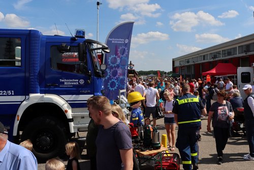Viele Menschen besuchen bei sonnigem Wetter den Tag der Sicherheit 2022 mit Infoständen, Einsatzfahrzeugen und Aktionen des Technischen Hilfswerks.