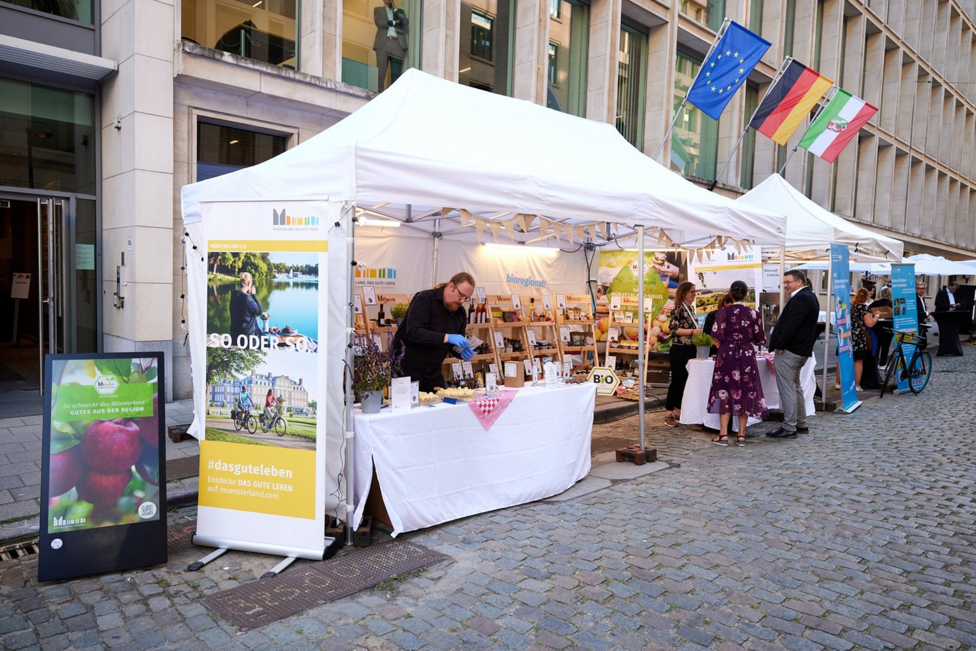 Mehrere Pavillons mit Infoständen und Produkten auf einer Veranstaltung im öffentlichen Raum.