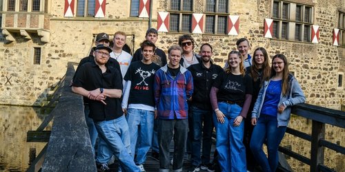 Gruppenfoto der Bands Tante Emma, Soul Kite und Life Band auf einer Holzbrücke vor Burg Vischering.
