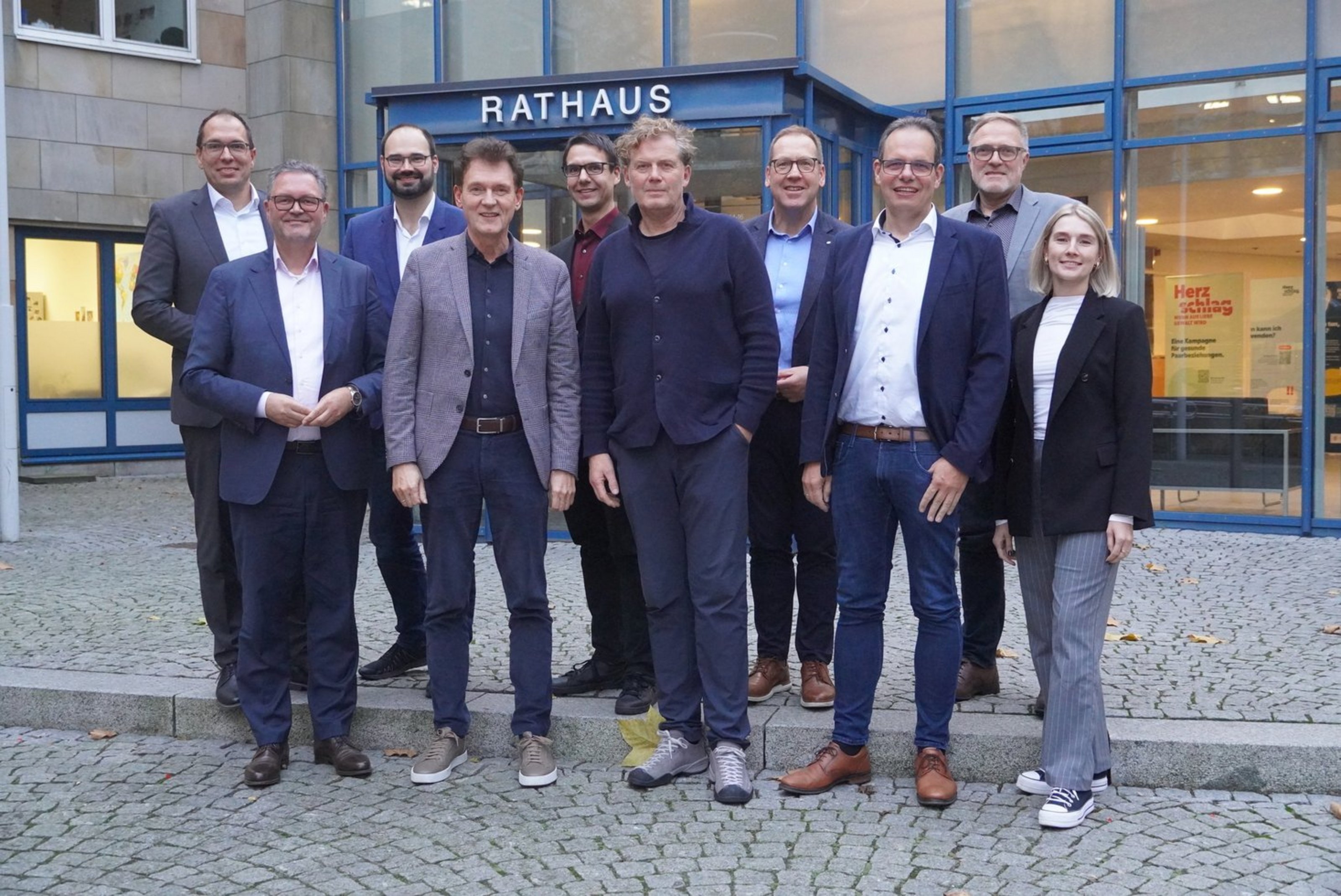 Gruppe von Vertreterinnen und Vertretern der NRW-Regionen steht vor dem Rathaus in Lingen und trifft sich dort zum Austausch mit Oberbürgermeister Dieter Krone und der Wirtschaftsförderung Lingen.