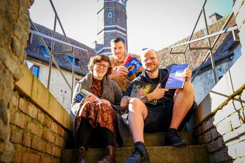  Anna und Hendrik Berling (rechts) von der 3BurgenBuchhandlung sowie Kreismitarbeiter Lukas Bertels organisieren die Veranstaltung 