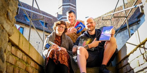  Anna und Hendrik Berling (rechts) von der 3BurgenBuchhandlung sowie Kreismitarbeiter Lukas Bertels organisieren die Veranstaltung 