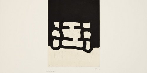 Eine Radierung in schwarz und weiß, die in der Mitte ein Gitter, unten weiß und oben schwarz zeigt.