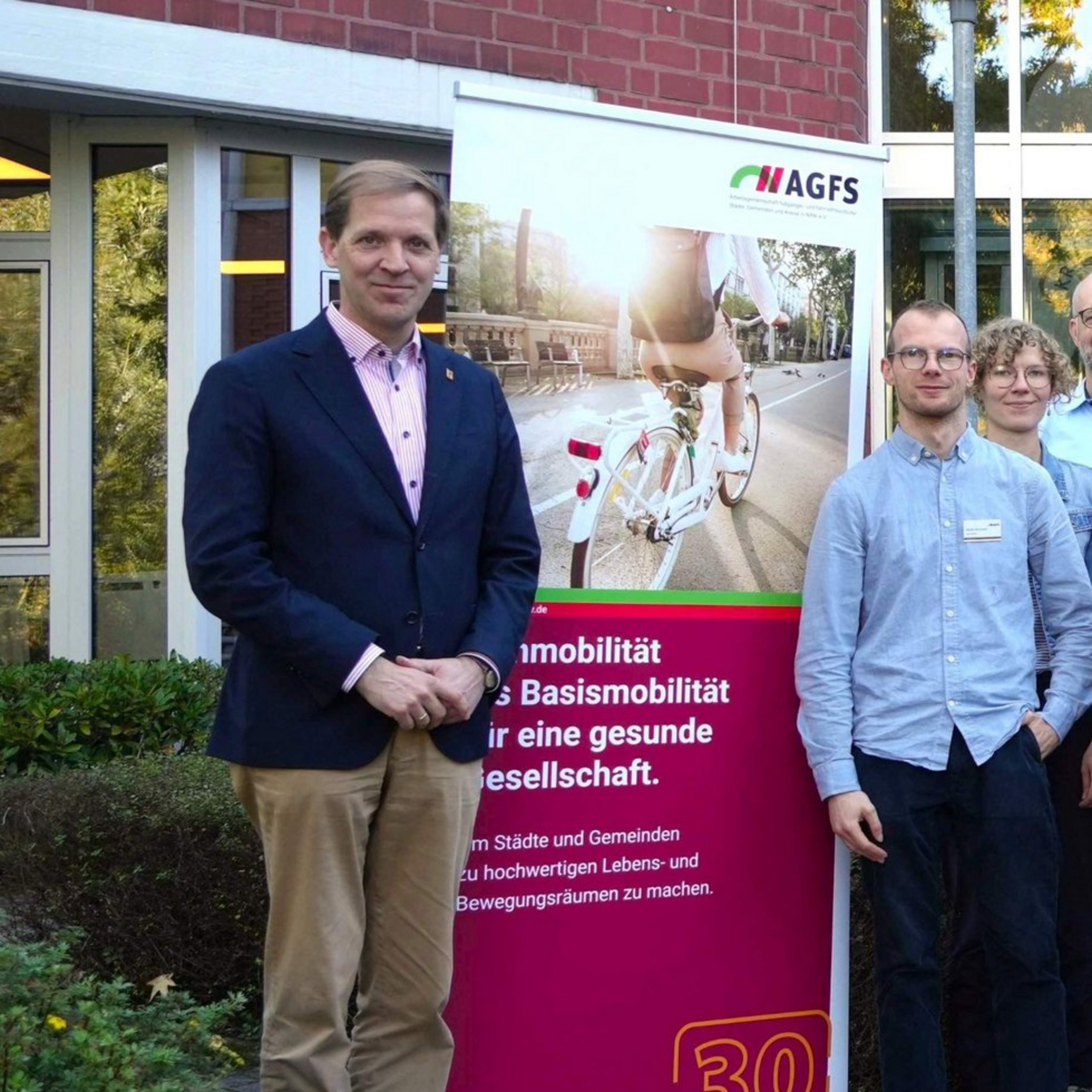 Dr. Christian Schulze Pellengahr (links) und Mitglieder der AG „Kreise in der AGFS NRW“ stehen für ein Gruppenfoto vor dem Kreishaus in Coesfeld.