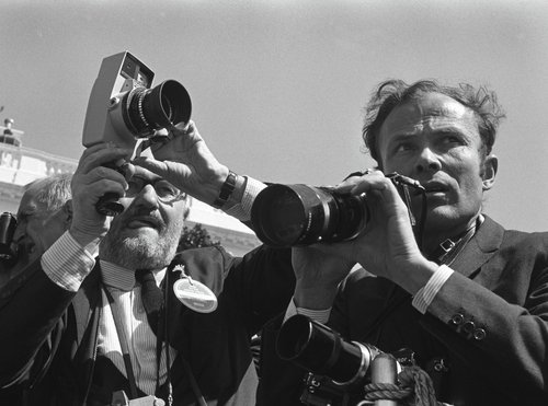 Zwei Männer mit Fotokamera sind zu sehen. Das Foto ist schwarz-weiß.