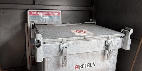 Man sieht einen großen Container aus Metall.